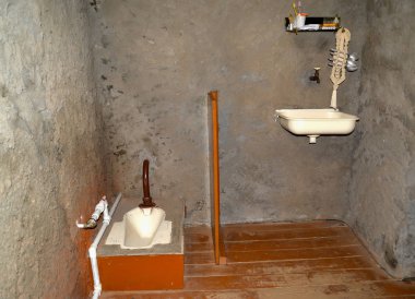 Uglich, Rusya - 21 Mayıs 2018: Hücredeki tuvalette. Hapishane Sanat Müzesi