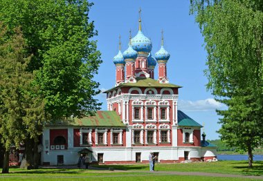 Uglich, Rusya - 21 Mayıs 2018: Güneşli günde tsarevitch Dimitrii kan (17. yüzyıl) Kilisesi. Yaroslavl bölgesi