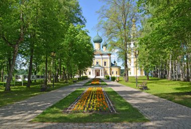 Uglich, Rusya - 21 Mayıs 2018: Bölge, Uglich başkalaşım Kilisesi ve Kutsal Bakire Meryem'ın övgü bakan Kremlin. Yaroslavl bölgesi
