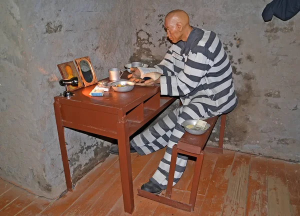 ウグリチ ロシア 2018 囚人はカメラでテーブルに座っています 刑務所の芸術の博物館 ヤロスラヴリ地域 — ストック写真