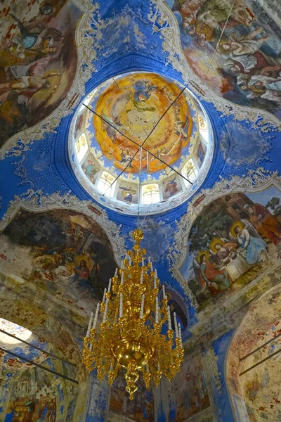 Τοιχογραφίες Και Λαμπτήρα Στο Εσωτερικό Εκκλησία Παναγίας Του Fedorovsky Μητέρα — Φωτογραφία Αρχείου