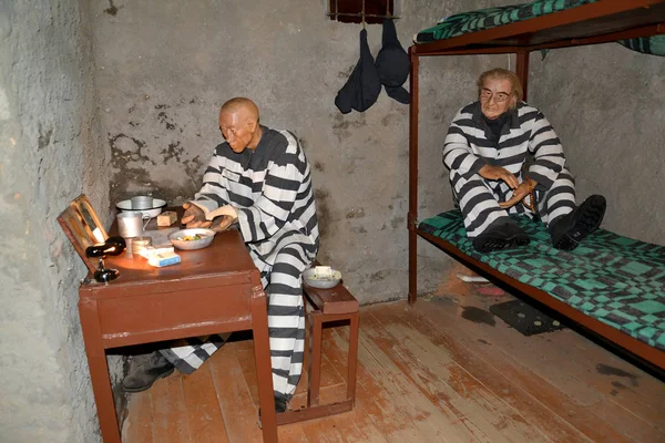 俄罗斯乌格利奇 2018年5月21日 两名囚犯坐在牢房里 监狱艺术博物馆 — 图库照片