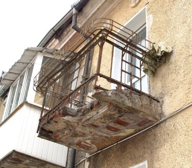 Eski bina cephe acil balkonda