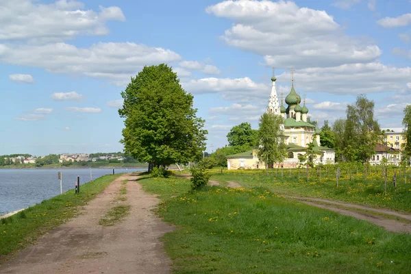 Costa Volga Com Vista Para Igreja Natal John Forerunner Volga — Fotografia de Stock