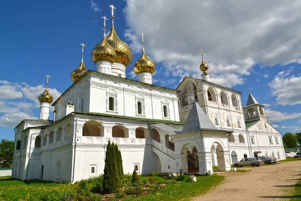 复活大教堂和钟楼在 Voskresensky 修道院的领土 第十七世纪 乌格利奇 雅罗斯拉夫尔地区 — 图库照片