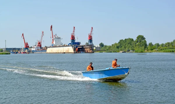 Svetlyj Russia July 2018 Personer Motorbåten Flyter Kaliningrads Skipskanal – stockfoto