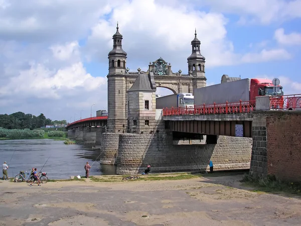 Ağır Yük Arabaları Kraliçe Louise Köprüde Sovetsk Kaliningrad Bölgesi — Stok fotoğraf