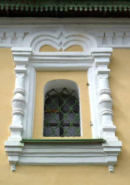 窗口在石头 Platband 的框架 约翰的圣诞节教堂的片断在伏尔加的先行者 第十七世纪 乌格利奇 雅罗斯拉夫尔地区 — 图库照片