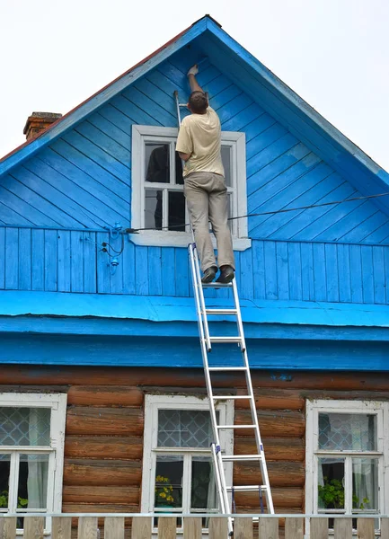 Człowiek Stanowi Elewacji Domu Drewniane Stojąc Drabinie — Zdjęcie stockowe