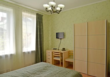 Yeşil tonları otel odasında iç