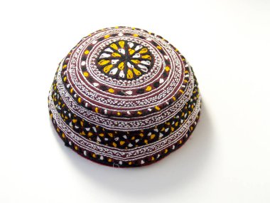 Beyaz bir arka plan üzerinde türkmen kafatası