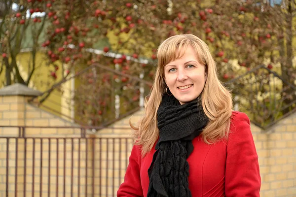 Ritratto Della Donna Felice Con Cappotto Rosso Caduta — Foto Stock