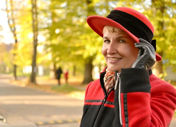 Счастливая Женщина Держит Шляпу Рукой Осенней Улице — стоковое фото