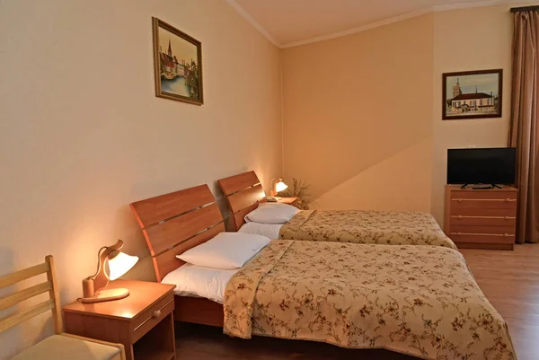 Yatak Çift Kişilik Otel Odasının Modern Klasikler — Stok fotoğraf
