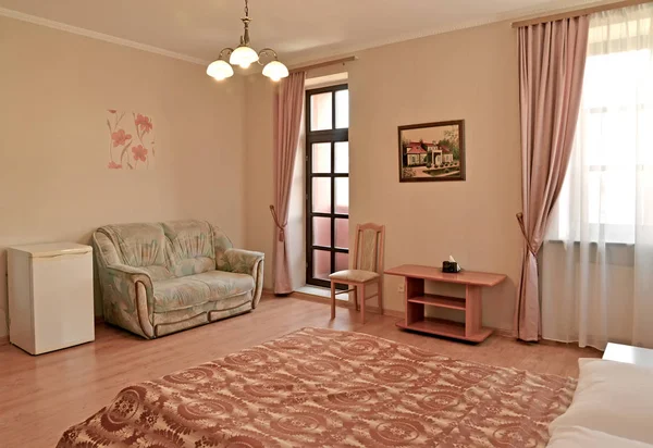 Een Interieur Van Hotelkamer Roze Tinten Met Een Uitgang Naar — Stockfoto