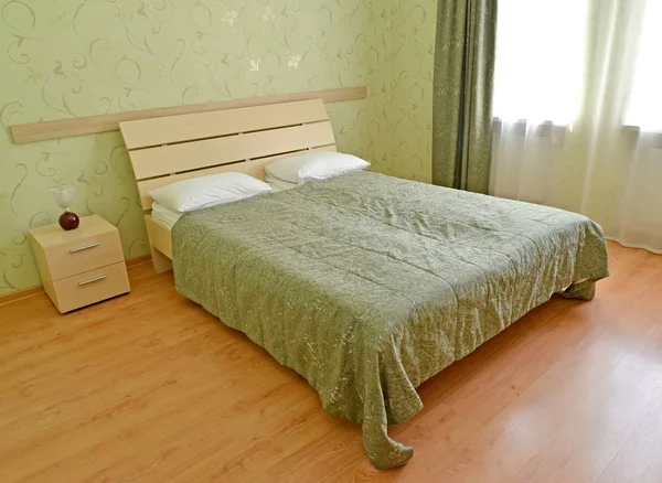 Διπλό Κρεβάτι Στο Δωμάτιο Του Ξενοδοχείου Της Οικονομικής Θέσης — Φωτογραφία Αρχείου