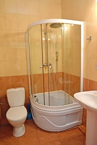 Fürdőszoba Interior Zuhanyfülkével Ellátott Meleg Színekkel — Stock Fotó