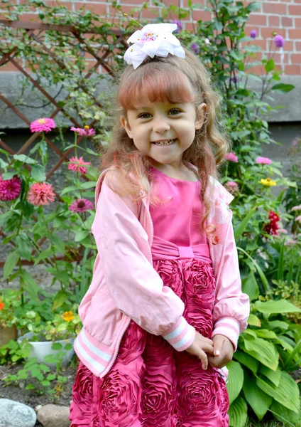 Pequena Menina Alegre Custa Jardim Contra Fundo Flores — Fotografia de Stock