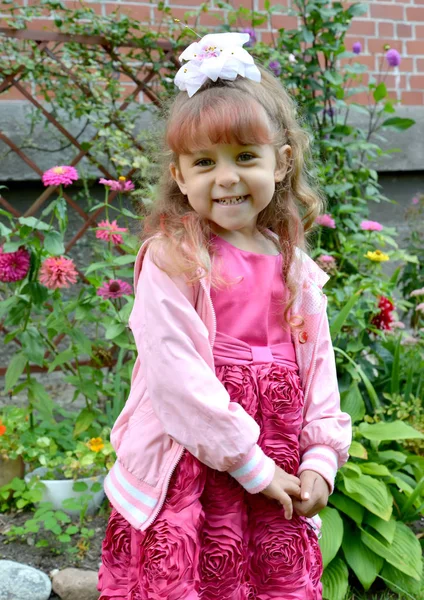 Muchachita Alegre Cuesta Jardín Sobre Fondo Las Flores —  Fotos de Stock