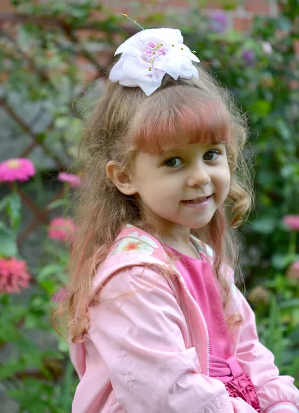 穿粉红色衣服的四岁女孩肖像 — 图库照片