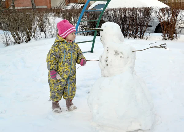 Μικρό Κορίτσι Παίζει Έναν Χιονάνθρωπο — Φωτογραφία Αρχείου