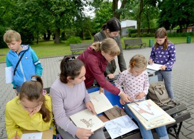Kaliningrad, Rusya - 06 Haziran 2018: Sınıf bir zürafa çiziminin çocukları ile. Çocuk Hayvanat bahçesinde açık hava