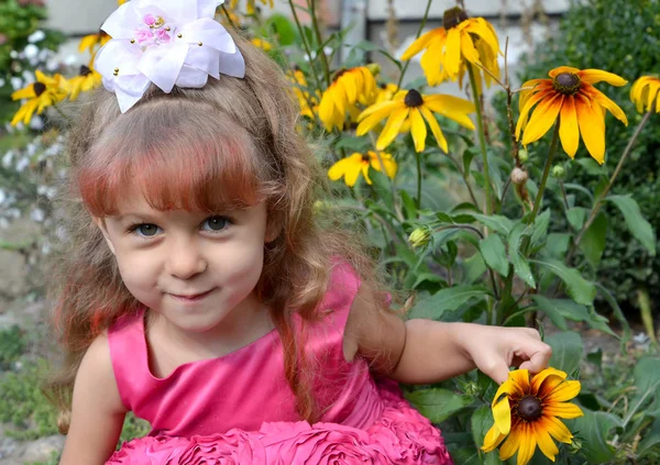 Little Girl Holds Coneflower Flower Hand Portrait — Stock Photo, Image