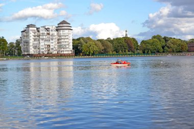 Kaliningrad, Rusya - 16 Eylül 2018: üst göl manzaralı site içinde 