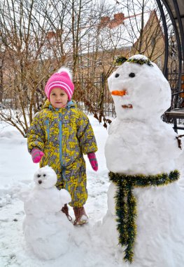 Bir snegovichok ve bir kardan adam yakın üç-yıl-yaşlı kız maliyeti
