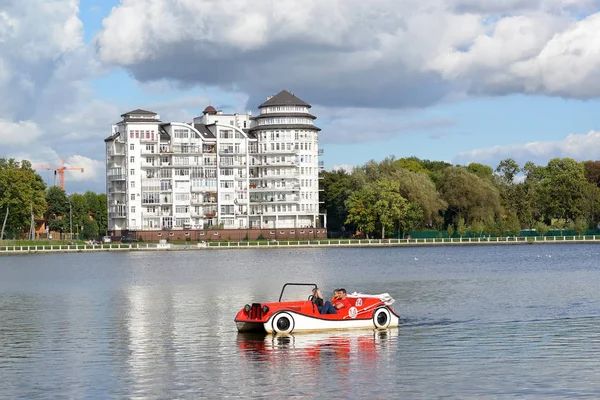 Kaliningrad Rosja Września 2018 Wody Spacerem Katamaran Jezioro Góry Widokiem — Zdjęcie stockowe