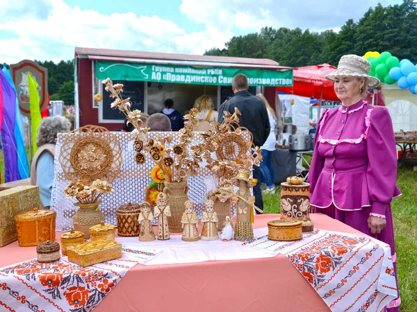 俄罗斯加里宁格勒地区 2017年8月05日 老妇人在民间艺术博览会上卖桦木树皮产品 — 图库照片