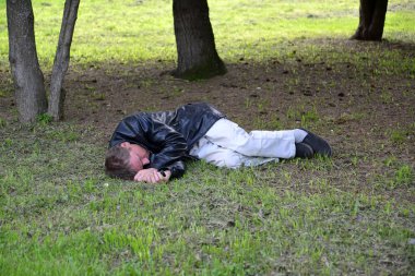 Rybinsk, Rusya - 22 Mayıs 2018: Uyuyan sarhoş adam yalanlar üzerine bir çim Park