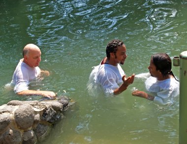 Yordanit, İsrail - 06 Ekim 2012: Hacılar kutsal sularda Ürdün Nehri abdest yapmak