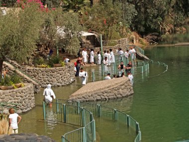 Yordanit, İsrail - 06 Ekim 2012: Ürdün Nehri kutsal suların abdest için yer