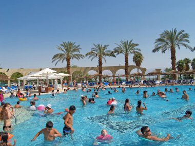 Eyn Bokek, İsrail-07 Ekim 2012: İnsanlar yüzme havuzunda ölü deniz kıyısında temiz su ile