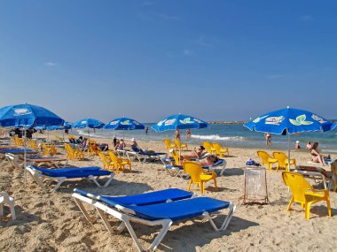Tel Aviv, İsrail - 10 Ekim 2012: İnsanlar, Tel Aviv şehir sahilde güneşlenmek