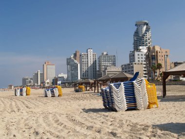 Tel Aviv, İsrail - 10 Ekim 2012: Şehir beach yüksek katlı otel arka planı