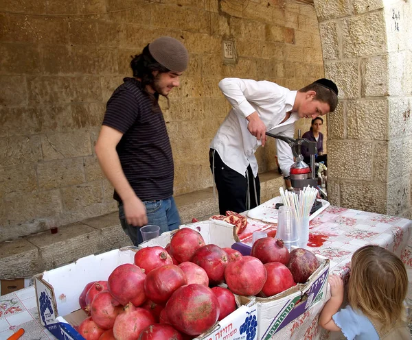 Jerusalem Israel Octubre 2012 Los Jóvenes Exprimen Venden Jugo Granate —  Fotos de Stock