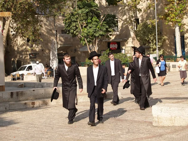 Иерусалим Ираиль Октября 2012 Группа Молодых Ортодоксальных Евреев Идет Улице — стоковое фото