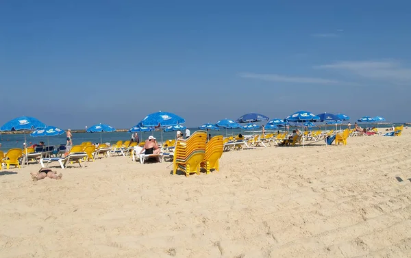 Tel Awiw Izrael Października 2012 Turystów Opalać Się Plaży Miasto — Zdjęcie stockowe