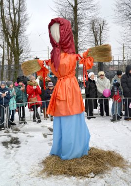 Kaliningrad, Rusya - 18 Şubat 2018: Maslenitsa maliyeti Şehir Parkı içinde büst