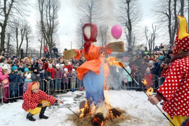 Kaliningrad, Rusya Federasyonu - 18 Şubat 2018: Soytarılar meşalelerle bir büst yakmak. Parkta Maslenitsa kutlama