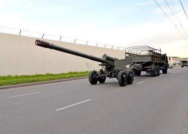 Kaliningrad, Rusya - 05 Mayıs 2018: 152-mm sümbül B silahı, 2a36 çekici üzerinde zafer günün şerefine bir geçit töreni prova