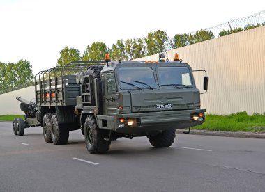 Kaliningrad, Rusya Federasyonu - 05 Mayıs 2018: Zafer günün şerefine bir geçit töreni prova 152-mm sümbül B silahında topçu traktör Baz-69092 tows