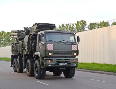 Kaliningrad, Rusya Federasyonu - 05 Mayıs 2018: Hava savunma füze zırh-C1 füze hava savunma silah sistemi Kamaz kamyon bazında bir geçit töreni provası zafer günün onuruna taşır