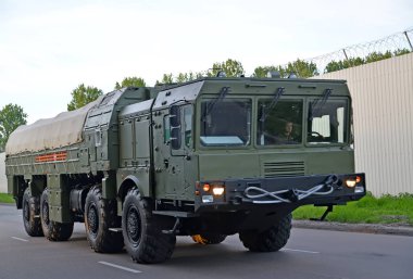 Kaliningrad, Rusya - 05 Mayıs 2018: araba üzerinde zafer günün şerefine bir geçit töreni prova İskender M (kapalı aranacak) karmaşık hamle yük taşıma