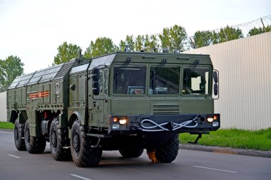 Kaliningrad, Rusya - 05 Mayıs 2018: İskender M karmaşık hareketleri üzerinde zafer günün şerefine bir geçit töreni prova başlatıcısı