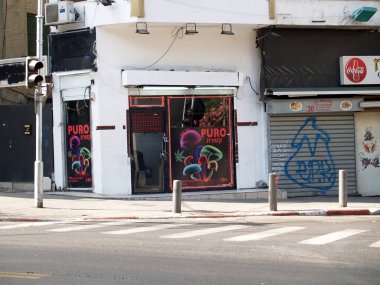 Tel Aviv, İsrail - 05 Ekim 2012: Puro cafe sigara esrar ve halüsinojenik mantar kullanımı için