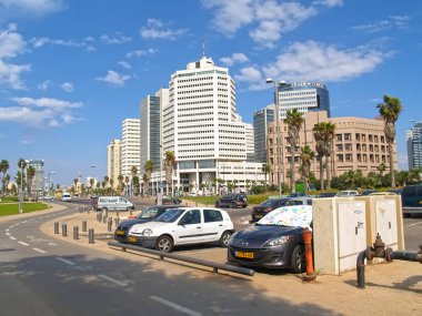 Tel Aviv, İsrail - 05 Ekim 2012: Yüksek katlı binalar Profesör Kaufmann cadde üzerinde