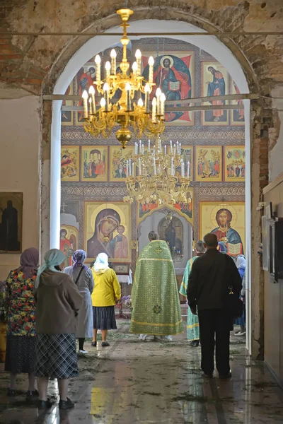 信徒们站在教会礼拜仪式上的假设 Poshekhonje 罗斯拉夫尔地区 — 图库照片